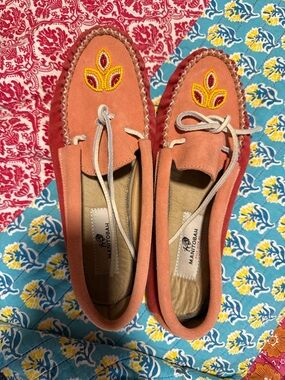Manitobah Coral Suede Moccasins with Beaded Detail. Size 10
